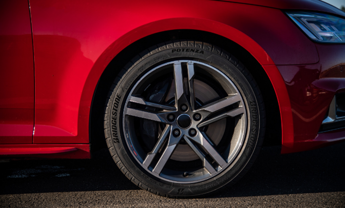 Abbiamo esaminato i test sui pneumatici estivi di quest’anno e vi diamo consigli su quali pneumatici scegliere per la vostra auto.