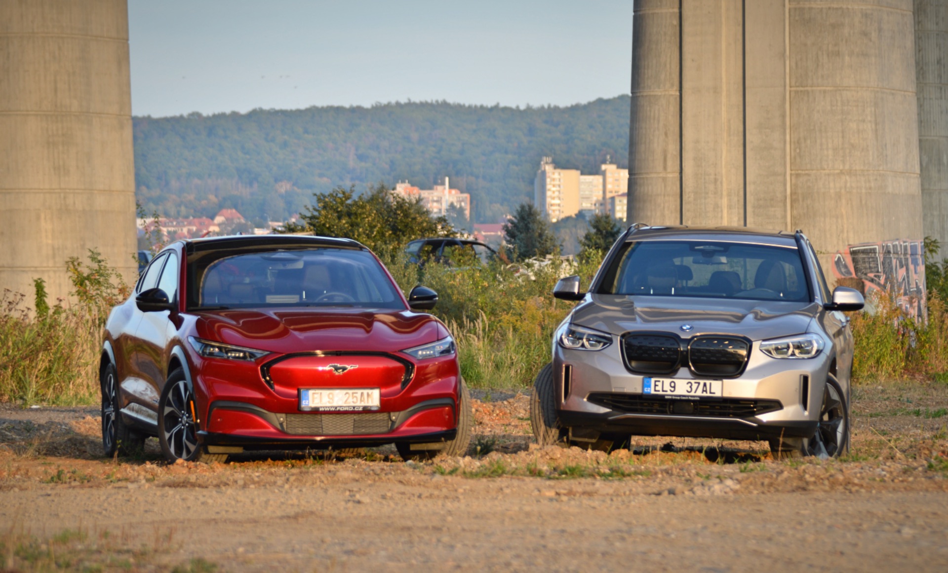 Test di confronto: la Ford Mustang Mach-E contro la BMW iX3 – (non) solo due auto elettriche