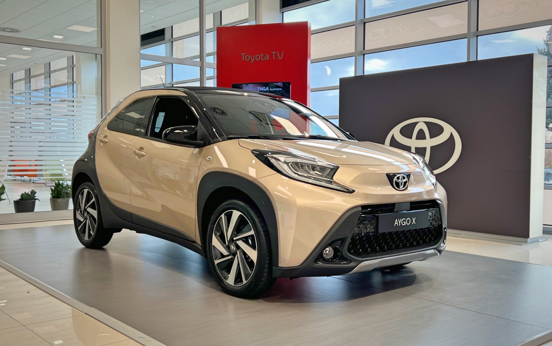 La Toyota Aygo (X) arriva come crossover – una “mini” auto di Colonia da 300.000 CZK